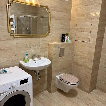 Modern In Center Apartment